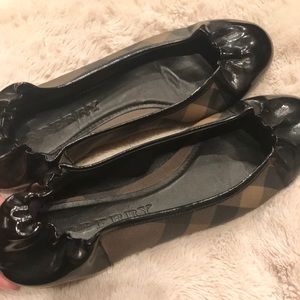 Gorgeous navy patent Burberry flats